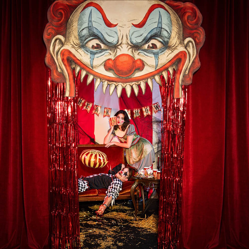 Halloween Freak Show Deurdecoratie 145 x 89 cm
