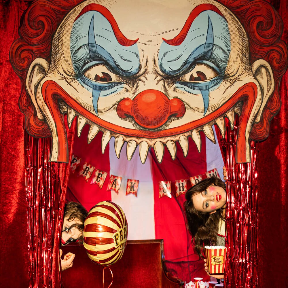 Halloween Freak Show Deurdecoratie 145 x 89 cm