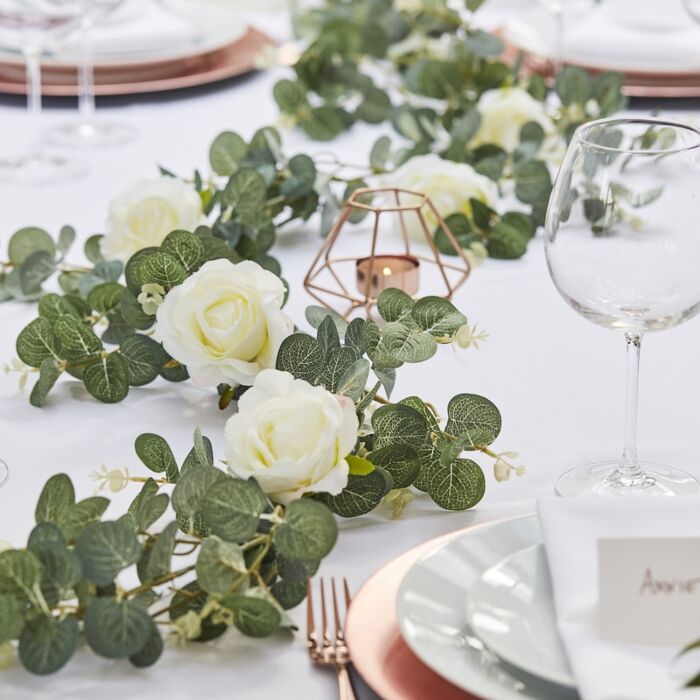 Guirlande met eucalyptus en witte rozen 2 m