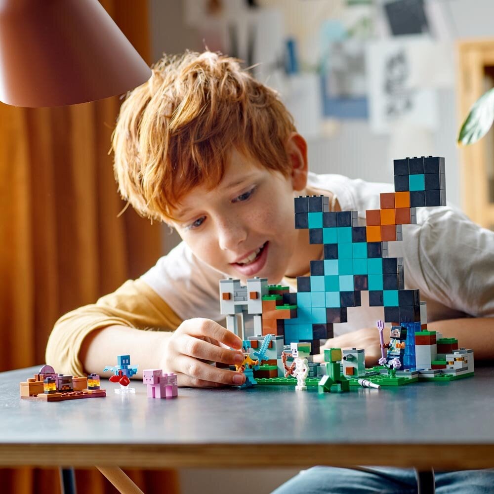 LEGO Minecraft - Uitvalbasis Zwaard 8+