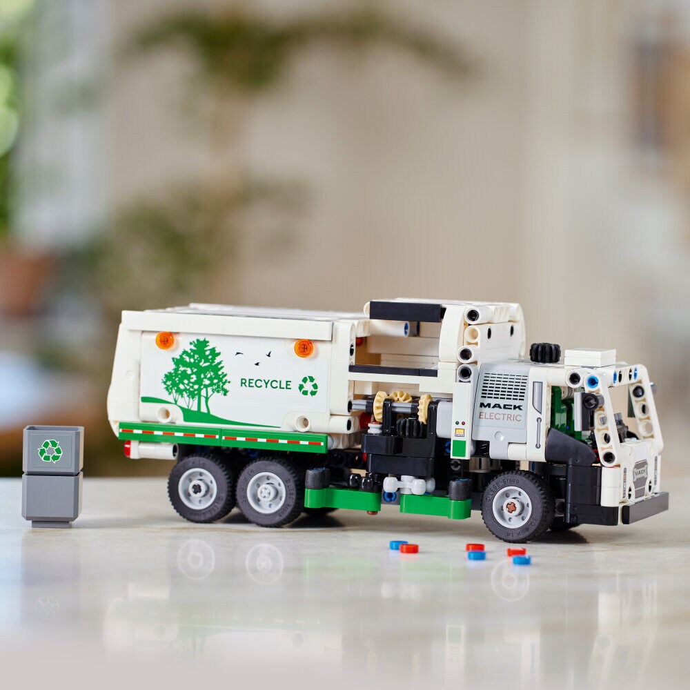 LEGO Technic - Mack LR Electric vuilniswagen 8+