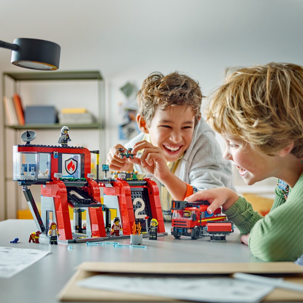 LEGO City - Brandweerkazerne en brandweerauto 6+