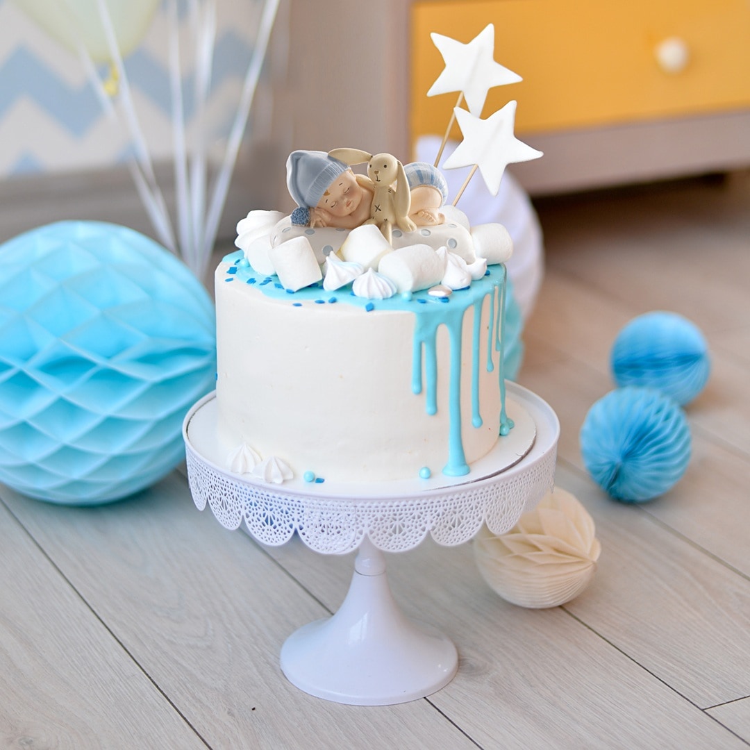 Taartdecoratie - Baby in blauw met knuffel 10 cm