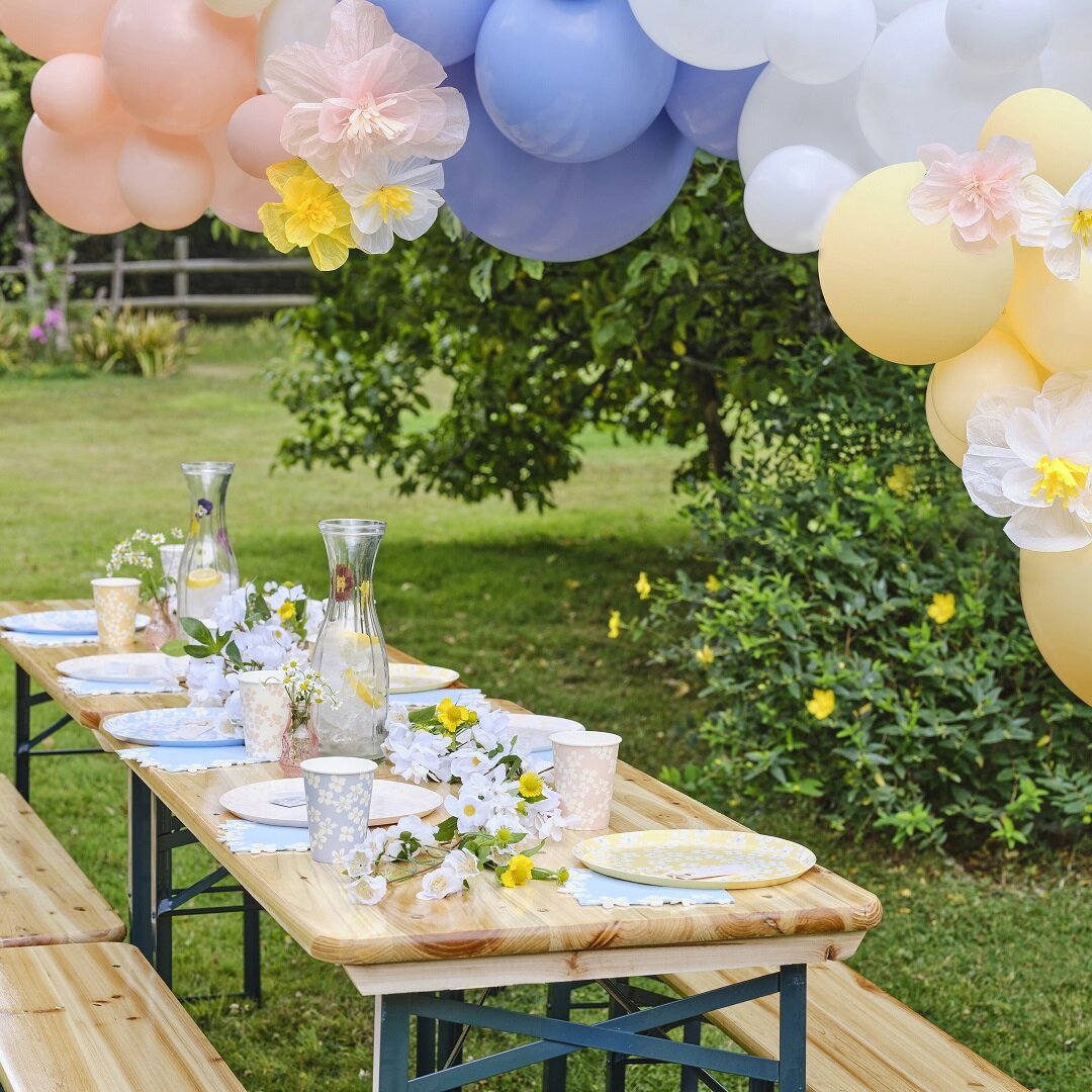 Pastelkleurige Ballonnenboog met Papieren Zomerbloemen