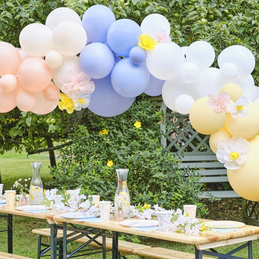 Pastelkleurige Ballonnenboog met Papieren Zomerbloemen